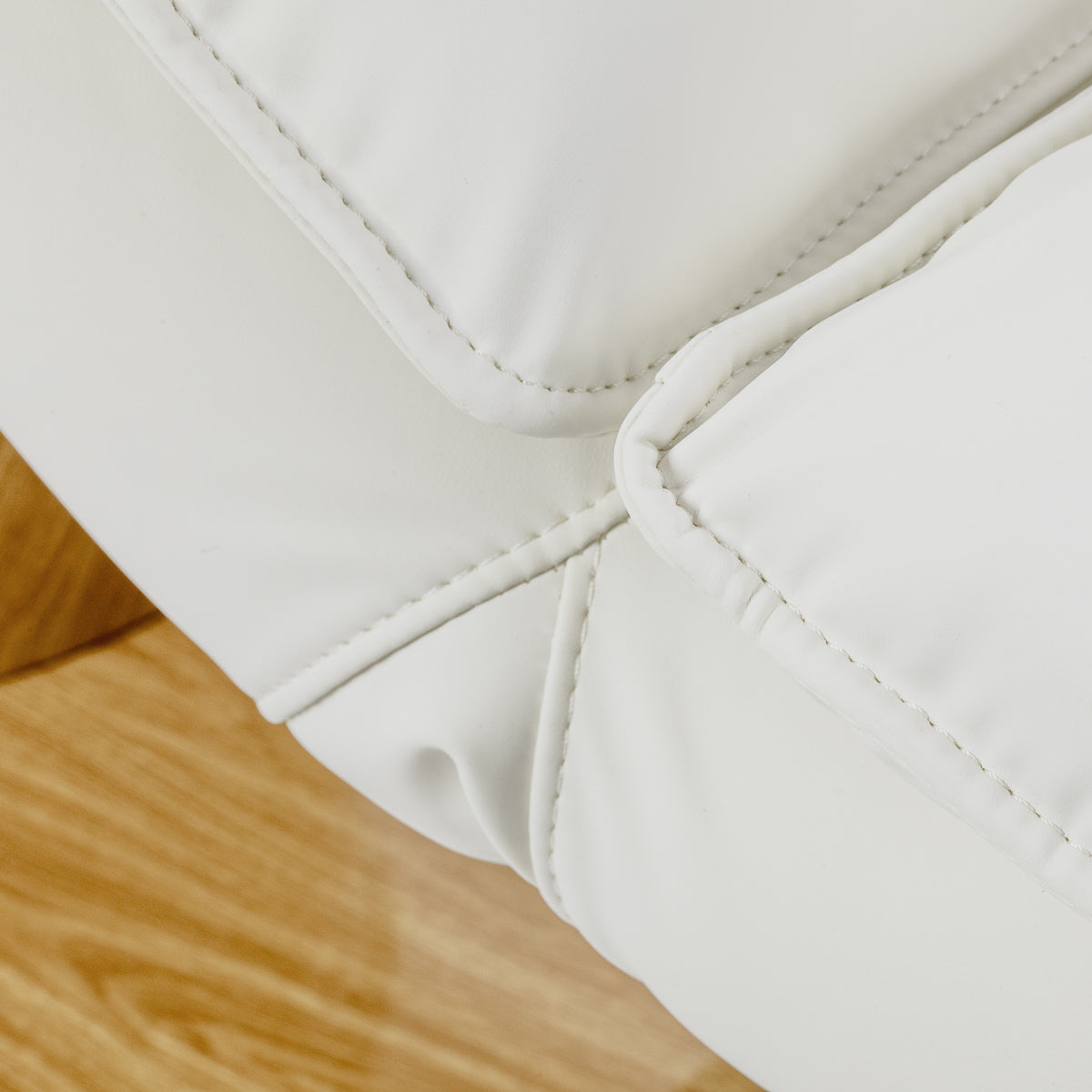 Smooth cream synthetic-leather upholstery on the Sillon Cloud beauty chair