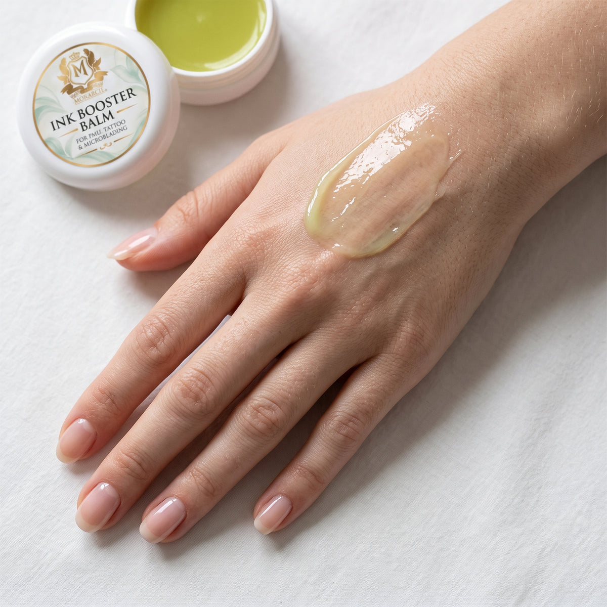 Skin Monarch Ink Booster Balm 30مل, بلسم لامع موزع على ظهر اليد